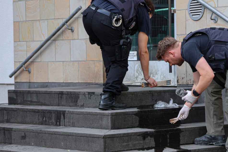 Auf Treppe von Synagoge: Mann legt Feuer und wird festgenommen