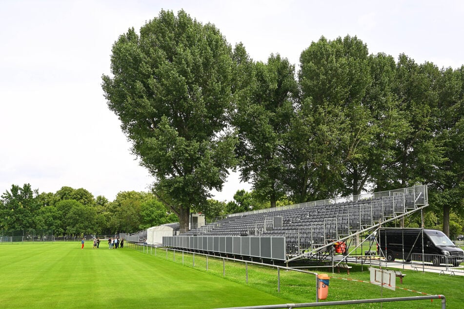 Die Tribüne für Faustball, 7er-Rugby und Lacrosse steht. Über 1000 Zuschauer finden da Platz und können sogar kostenlos zuschauen.