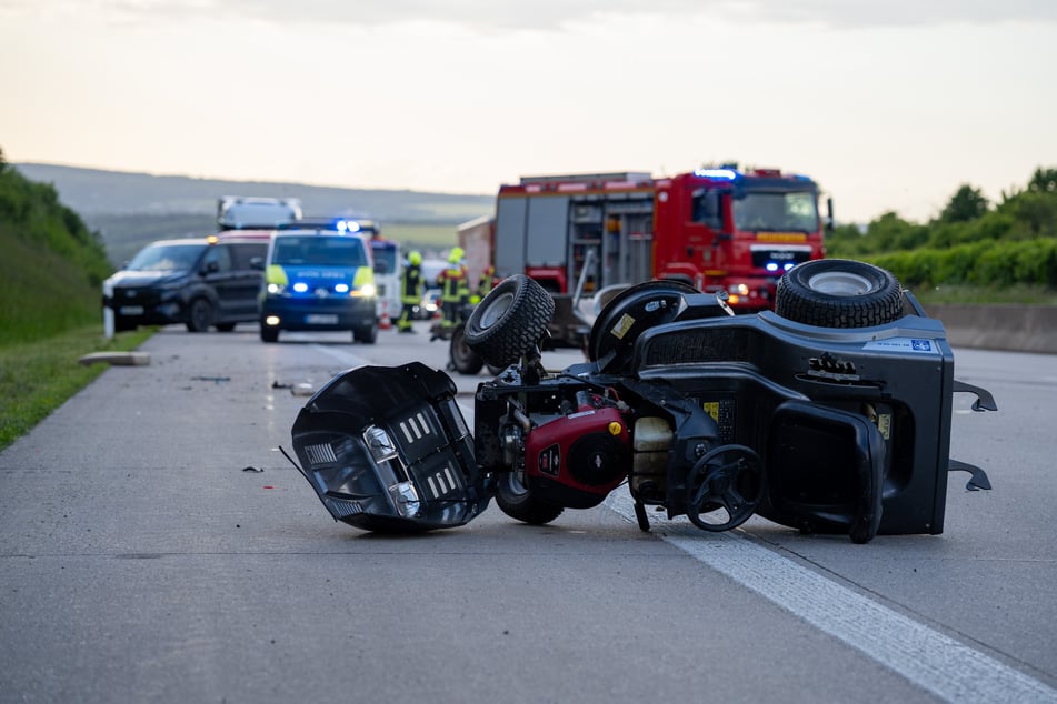 Der Rasentraktor blieb nach dem Zusammenstoß auf der Autobahn liegen.
