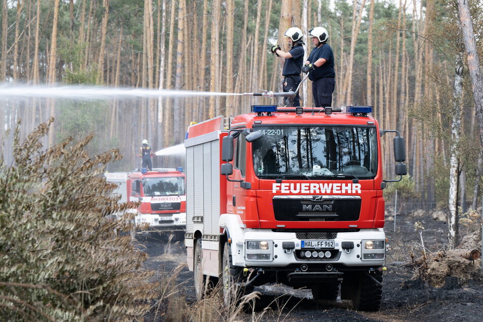 Löscharbeiten bei Arzberg an der Grenze zu Brandenburg: Um Brände so genau wie möglich zu lokalisieren, können die Mitarbeiter in Hoyerswerda auch auf Überwachungskameras im Nachbarbundesland zugreifen.