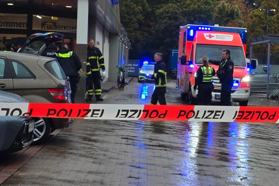 Mann auf Lidl-Parkplatz angefahren: Reanimation!