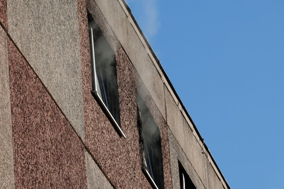 Rauch drang aus den oberen Fenstern des ehemaligen Wohnhotels in Chemnitz.