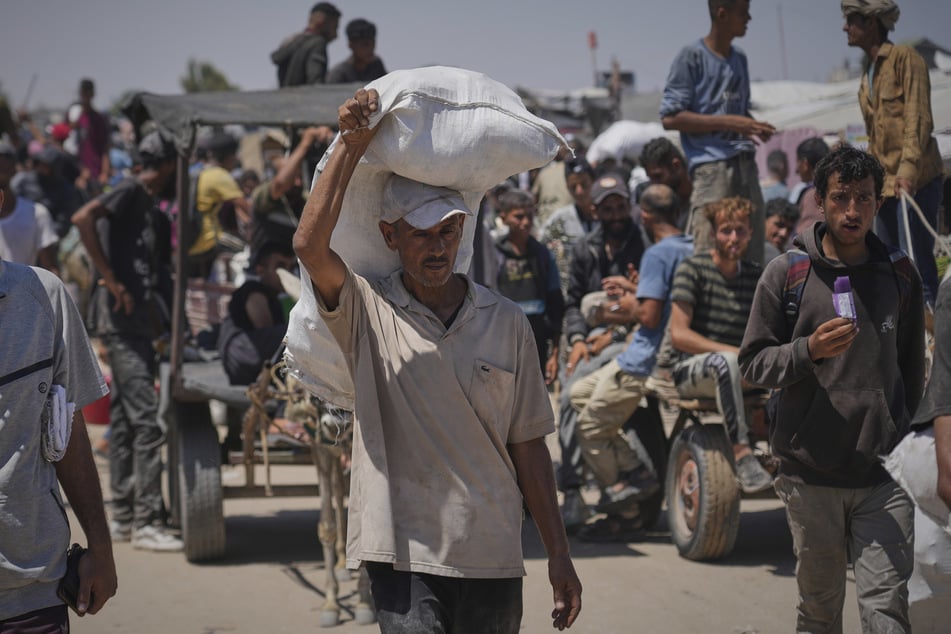 Nach einer Verteilaktion von Lebensmitteln im Gazastreifen kommt es zu Gewalt: Zwei Angreifer sollen Granaten auf Helfer der Gaza Humanitarian Foundation geworfen haben.