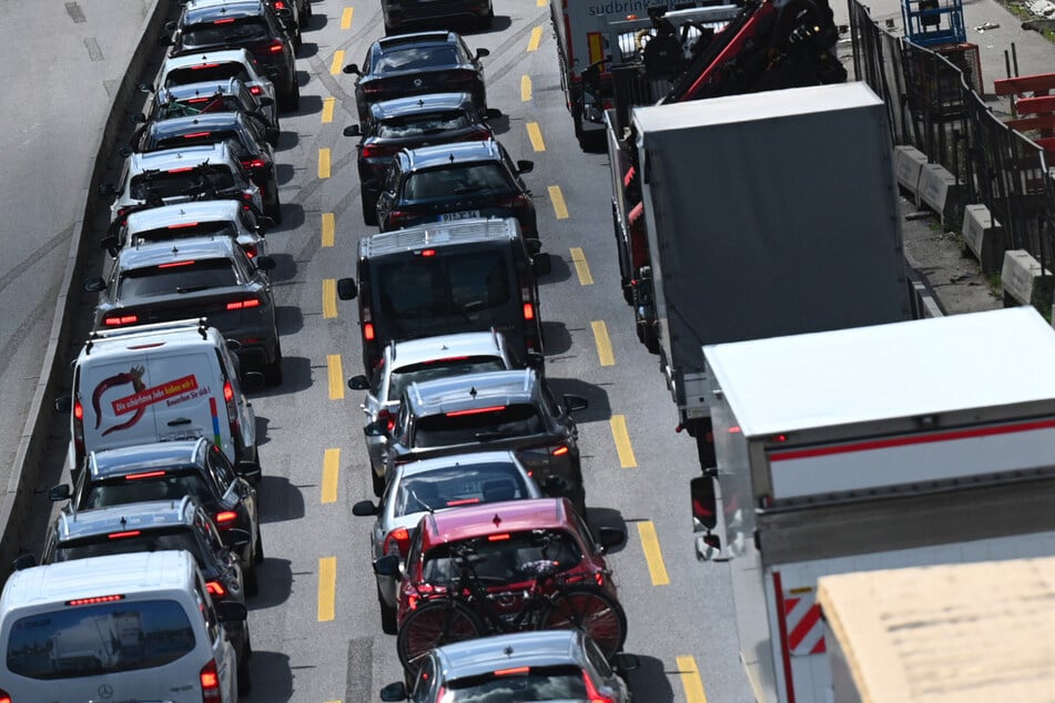 Auf der A1 und A7 Richtung Nord- und Ostsee rechnet der ADAC mit besonders viel Verkehr.
