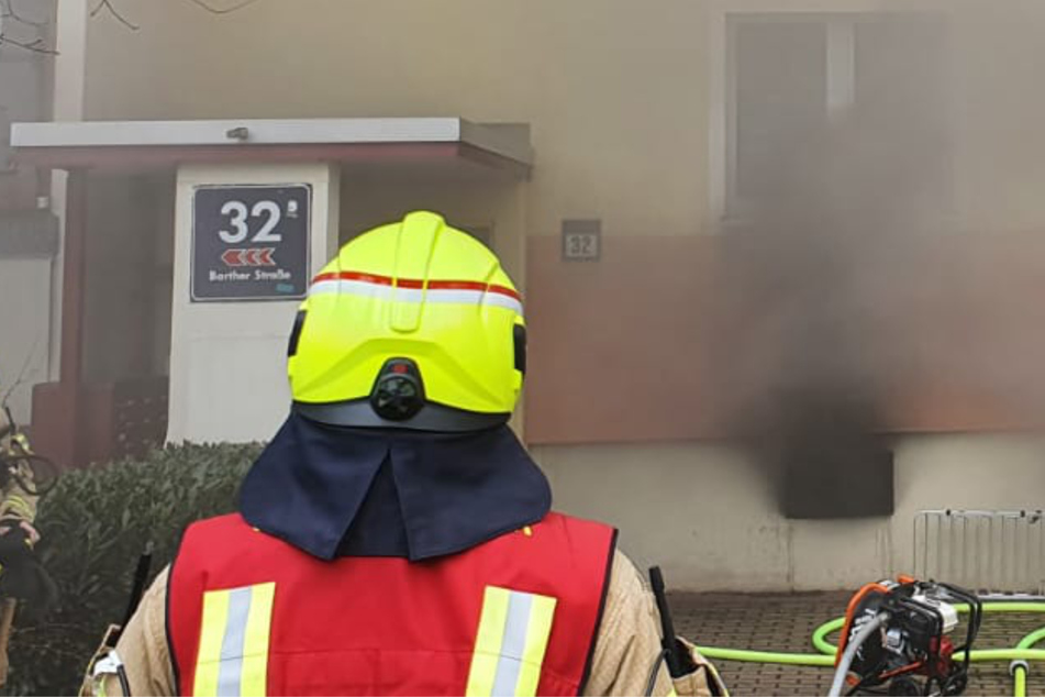 Berlin: Keller in Brand gesteckt? Flammen und Rauchschwade in Höhenschönhausen