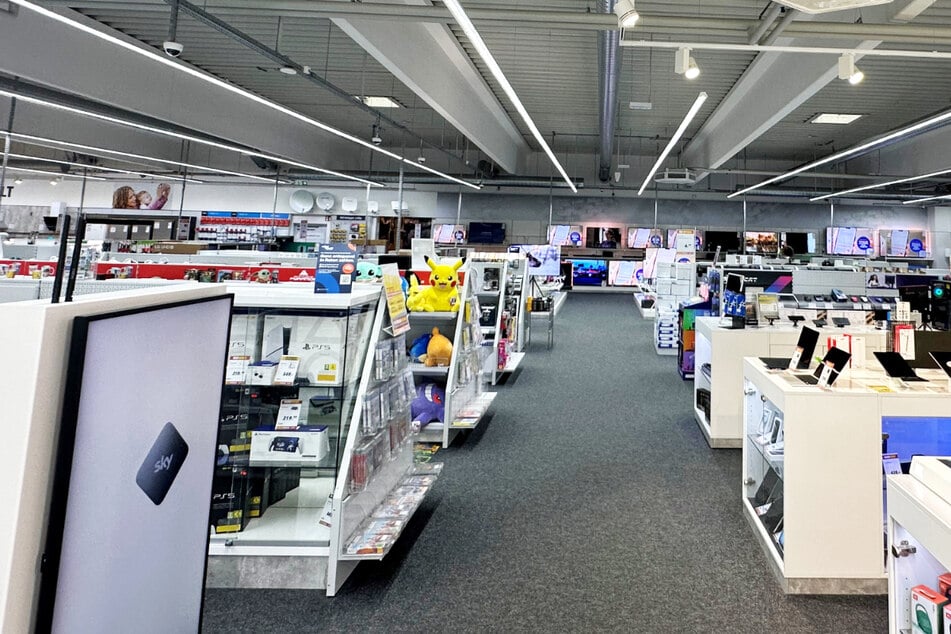 Am Samstag (26.10.) gibt's vor Ort bei MEDIMAX Arnstadt starke Rabatte auf ausgewählte Philips Smart-TVs, Kopfhörer und mehr.