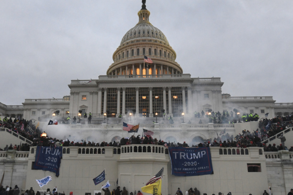 Unterstützer von US-Präsident Donald Trump stürmten das Kapitol, in dem die Abgeordneten den Sieg des gewählten Präsidenten Joe Biden für die Präsidentschaftswahlen im November bestätigen sollten.