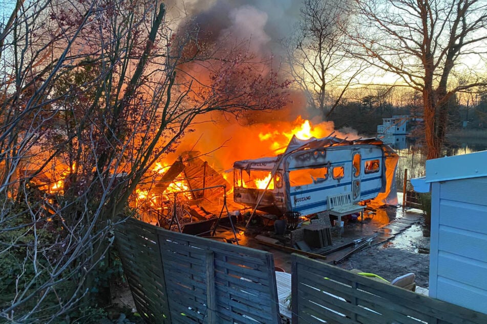 Auf einem Campingplatz in Zetel (Landkreis Friesland) ist am Mittwochabend ein Feuer ausgebrochen. Zwei Anhänger sowie eine Gartenhütte wurden zerstört.