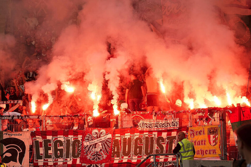 Immer wieder brennen Fans in den Bundesliga-Stadien bengalische Feuer und andere Pyrotechnik ab.