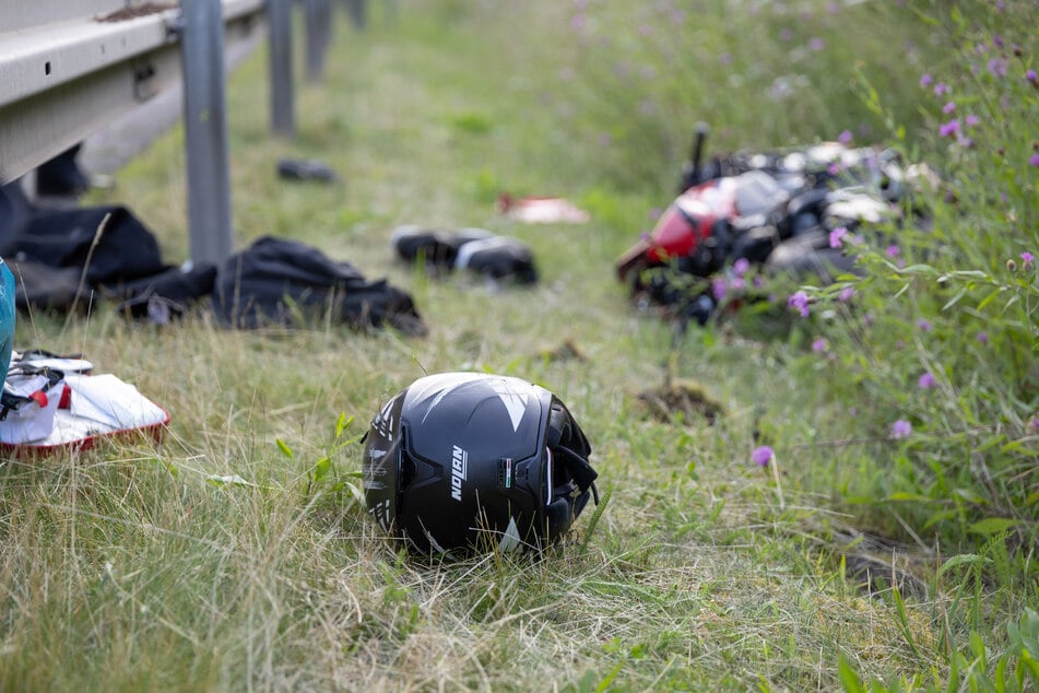 Das Motorrad des 42-Jährigen lag neben der A73.