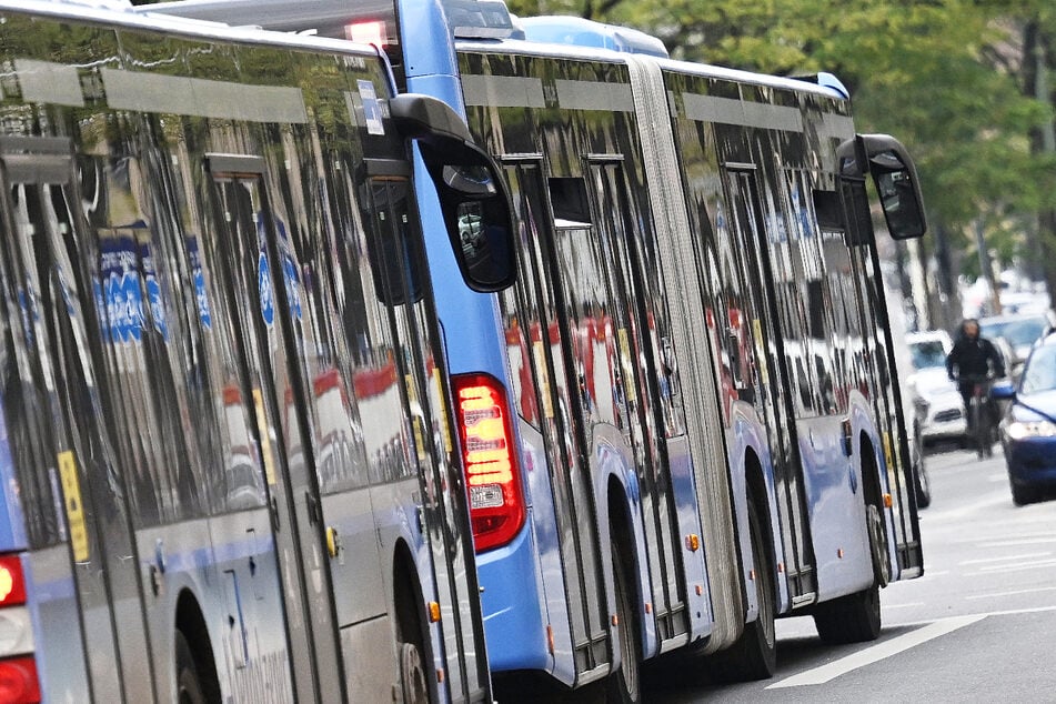 Bei einem Unfall zwischen einem Linienbus und einem BMW sind in München vier Passagiere des Busses verletzt worden. (Symbolbild)