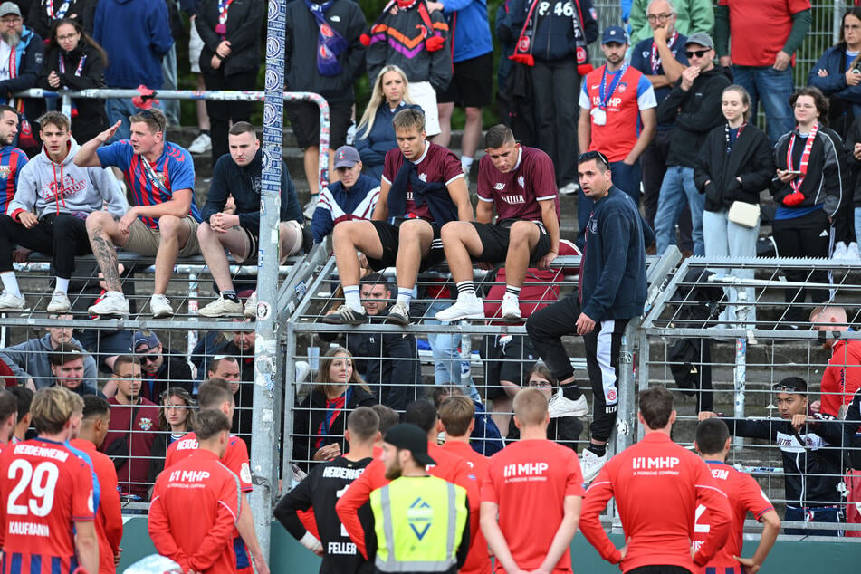 Die FCH-Spieler stellten sich nach der Pokal-Blamage den Fans. Die Stimmung in Heidenheim könnte wenige Wochen nach Saisonstart besser sein.