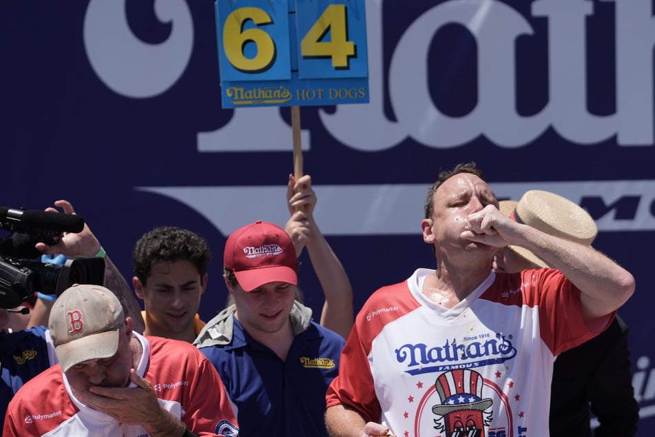 Joey Chestnut (42, r.) und weitere Wettesser verspeisten jede Menge Hot Dogs.