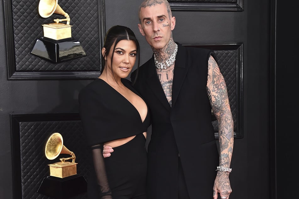 Reality-Star Kourtney Kardashian (43) und Musiker Travis Barker (47) bei einem Auftritt zur 64. Grammy-Verleihung.