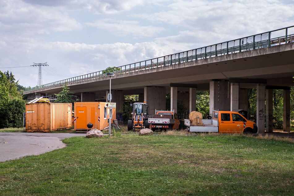 Die Bauarbeiten an der Brücke über dem Leipziger AGRA-Park werden zwei Wochen früher als geplant beendet. (Archivbild)