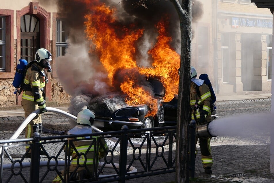 Im sächsischen Grimma ist am Dienstagvormittag ein Citroen DS in Flammen aufgegangen.