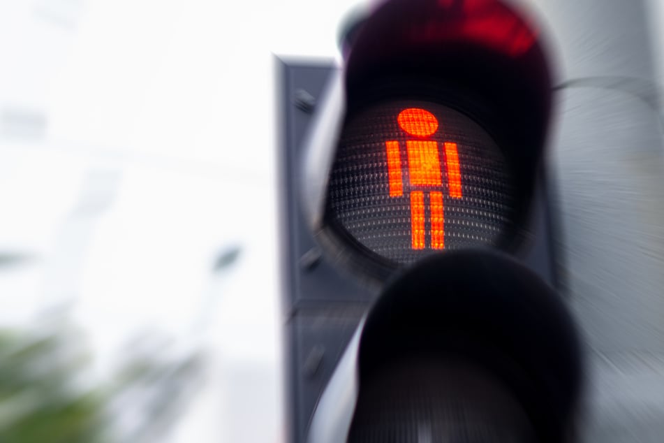 Mutter springt für Kind auf Straße: Mercedes-Fahrer kann nicht rechtzeitig bremsen