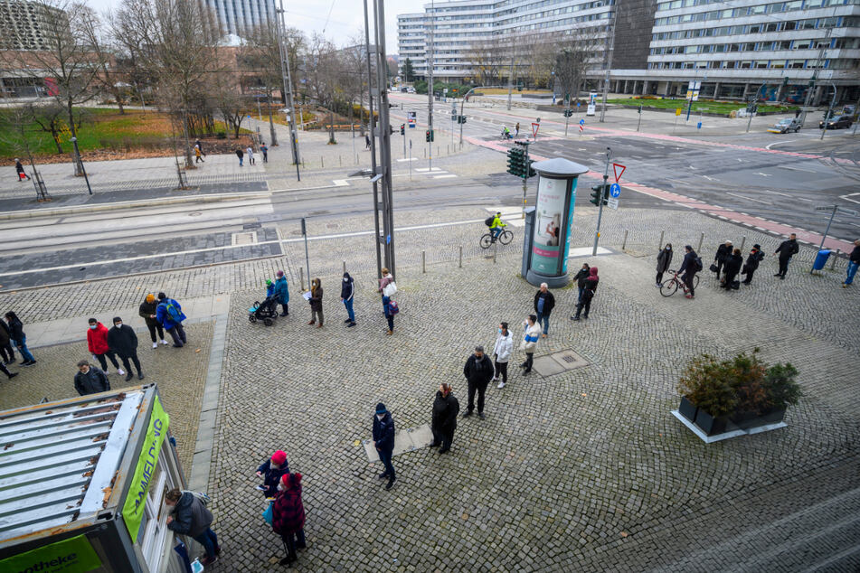 Bereits am Mittwochmorgen waren die Menschenschlangen vor den Testzentren in Chemnitz lang.