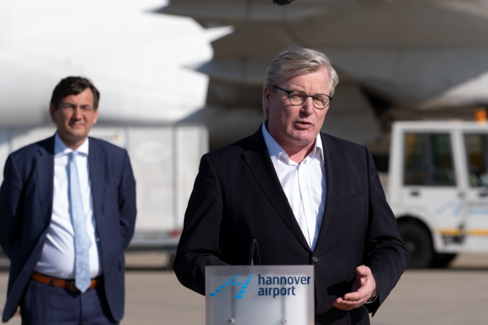 Niedersachsens Wirtschaftsminister Bernd Althusmann (53, CDU, r) spricht auf dem Flughafen in Hannover bei der Ankunft von Schutzmasken aus China.
