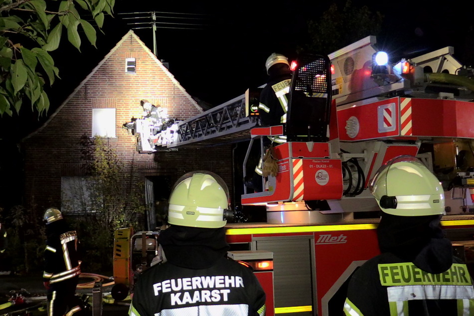 Die Feuerwehr setzte eine Drehleiter ein, um das Feuer zu löschen.