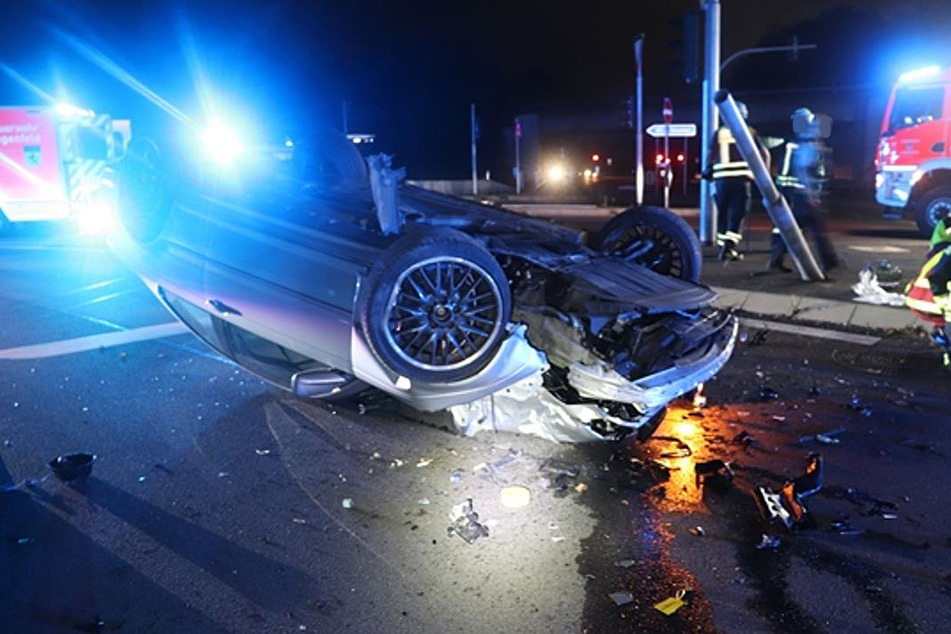 Der BMW 320 Ci des 28-jährigen Unfallfahrers blieb nach dem Crash auf dem Dach liegen.