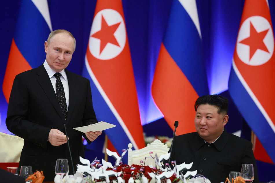 Russia's President Vladimir Putin (l.) and North Korea's leader Kim Jong Un attend a state reception in Pyongyang on June 19, 2024.