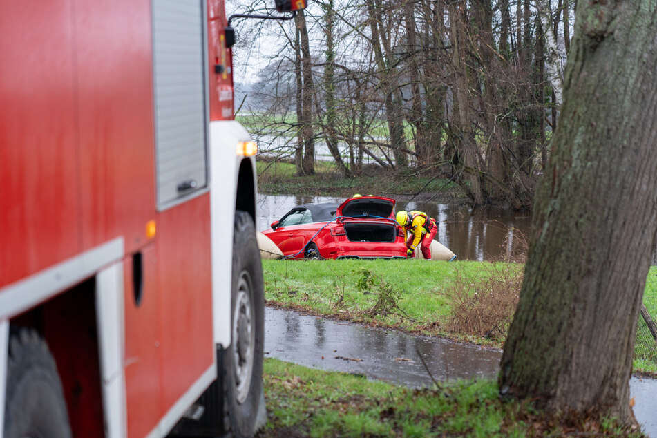 In Niedersachsen war ein Kleinwagen in einem Wassergraben versunken.