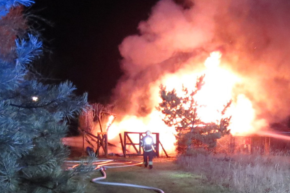 Meterhohe Flammen sorgen für über 100.000 Euro Schaden: Wohnmobil brennt in Gardelegen aus