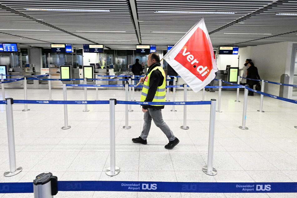 Der Check-in-Bereich bleibt leer: Mehr als die Hälfte der Flüge am Dresdner Flughafen sind am Freitag gestrichen, weil gestreikt wird. (Symbolbild)