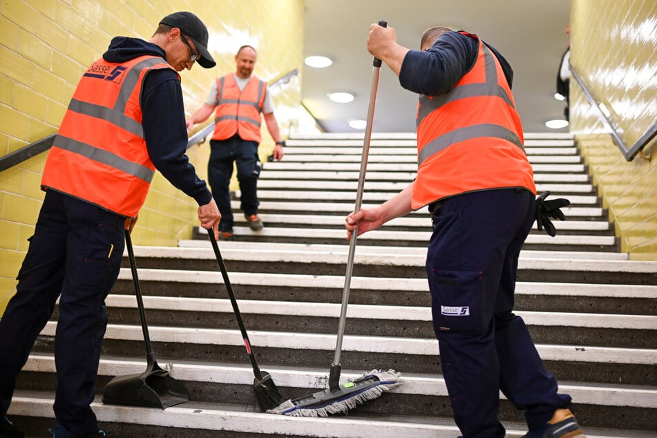 Reinigungskräfte zeigten auf den Bahnhöfen entlang der U-Bahnlinie U8 vollen Einsatz.