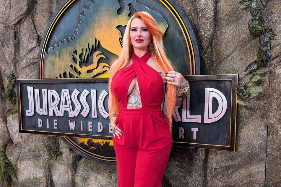 Influencerin Lyn Künstner (33) kam zur Filmpremiere von "Jurassic World - Die Wiedergeburt" ganz in Rot.