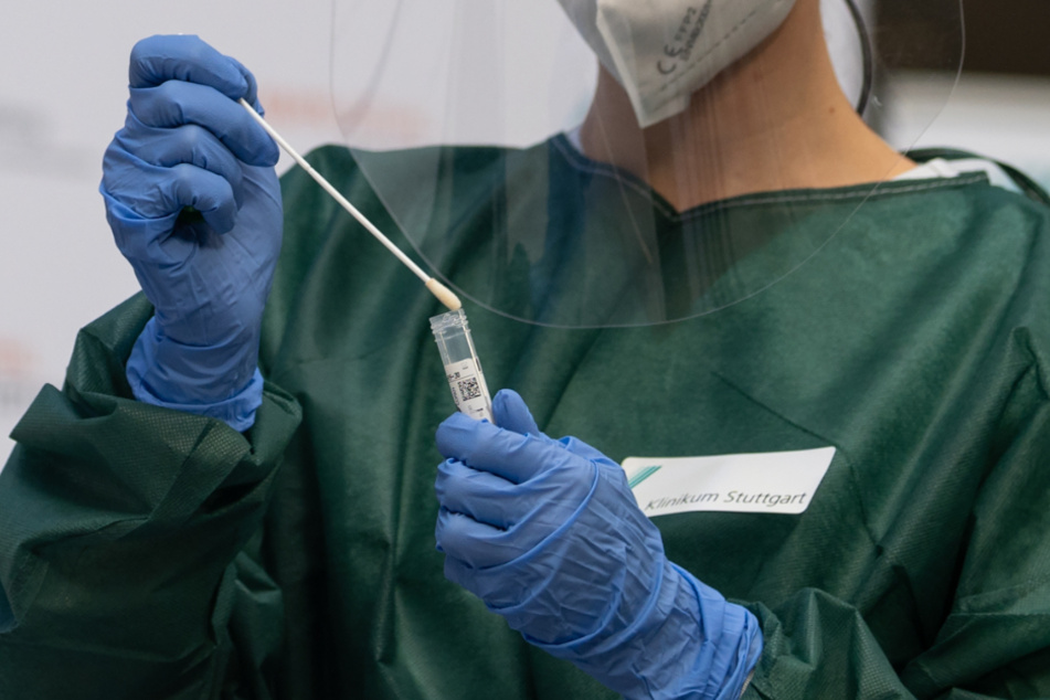 Eine Ärztin hält einen PCR Corona-Schnelltest in den Händen.