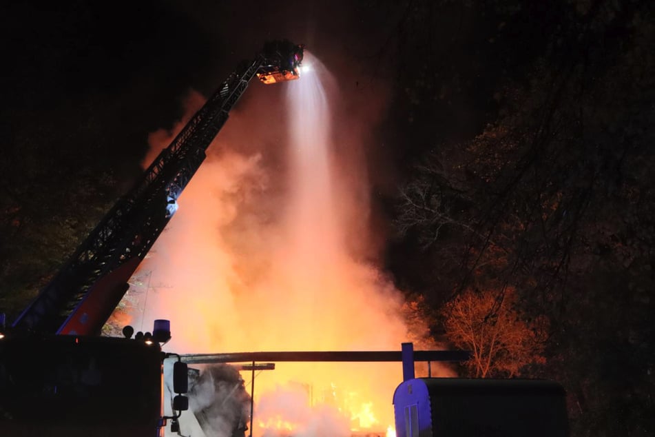 Mit einer Drehleiter wurde das Feuer von oben gelöscht.