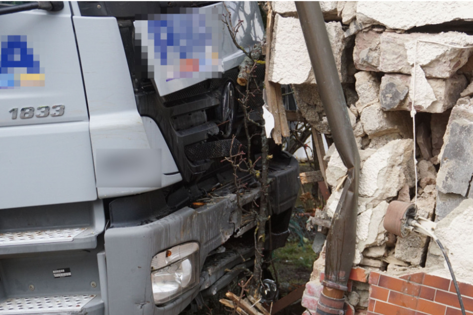Böser Unfall! Baustellen-Lkw kracht in Wohnhaus