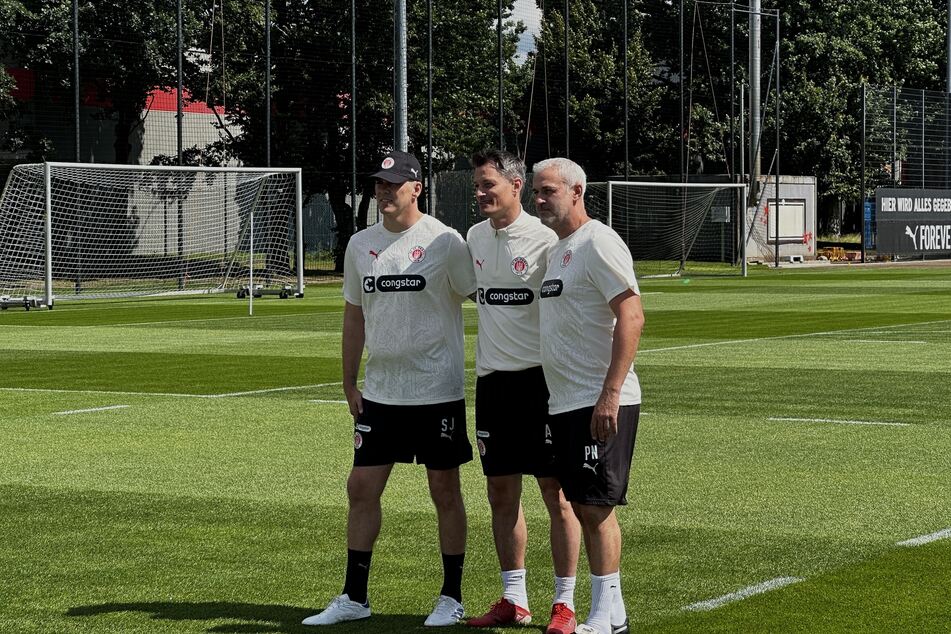 V.l.n.r.: Sven Van Der Jeugt (43), neuer Torwarttrainer des FC St. Pauli mit Cheftrainer Alexander Blessin (51) und Co-Trainer Peter Nemeth (51) beim ersten Training am Montag.