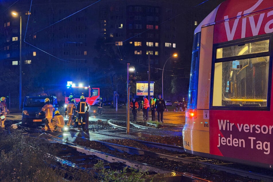 Die Straßenbahnen mussten warten, bis die Schienen geräumt werden konnten.