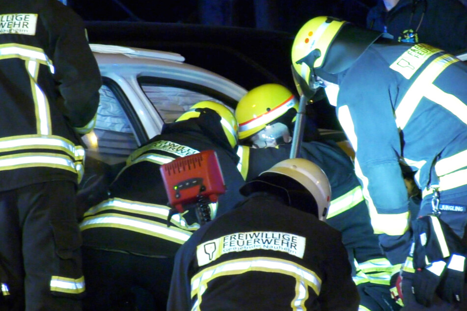 Die Feuerwehr musste eine eingeklemmte Person aus einem dem Autowracks herausschneiden. Mindestens drei Menschen wurden bei dem Unfall in Nauheim teils schwer verletzt.