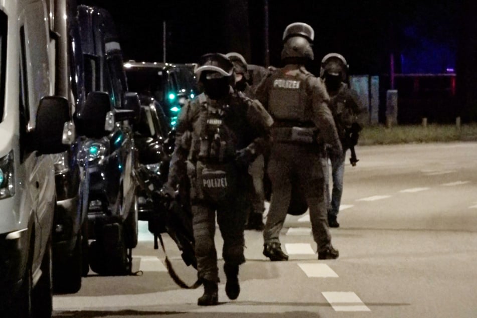 Ein Sondereinsatzkommando (SEK) war am Mittwochabend in Hamburg-Langenhorn im Einsatz.