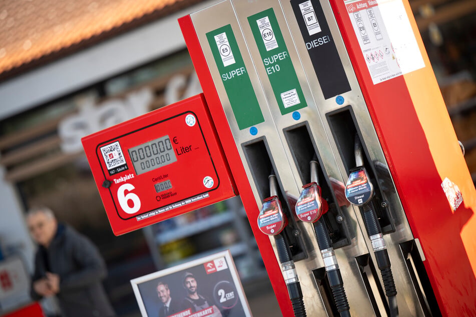 Der Tankrabatt läuft aus, die Energiesteuer steigt. Tanken wird wohl wieder teurer. (Symbolfoto)