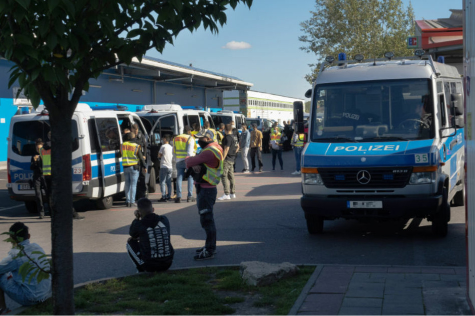 Am 28. September 2020 führte die Polizei wegen Verstößen gegen die Corona-Bestimmungen eine großangelegte Razzia im Dong Xuan Center in Berlin-Lichtenberg durch. Deutschlands größter Asiamarkt spielt auch eine Rolle im Schleusergeschäft.