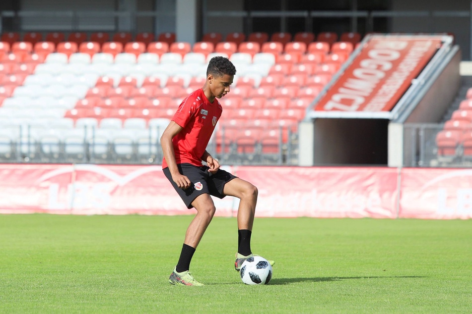 Im Sommer 2018 absolvierte der damals 16-jährige Kevin Schade Teile der Vorbereitung mit den Profis von Energie Cottbus, ehe er nach Freiburg wechselte.