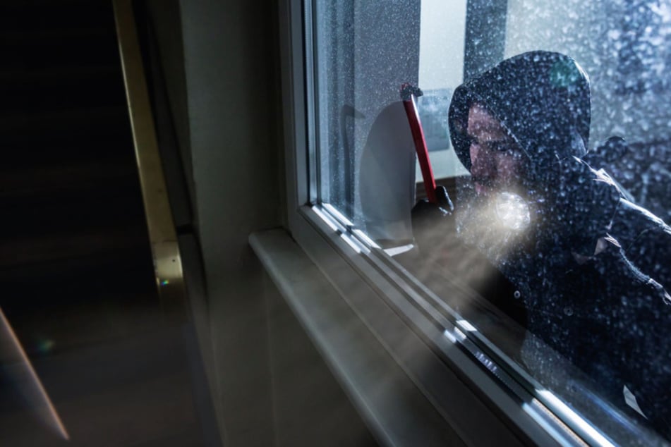 Die beiden Männer verschafften sich durch ein Fenster gewaltsam Zutritt zum Haus. (Symbolbild)