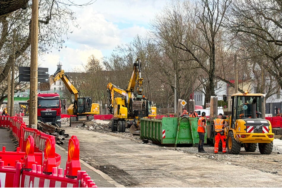 Nicht nur auf der Stötteritzer Straße wird seit Montag gebaut.