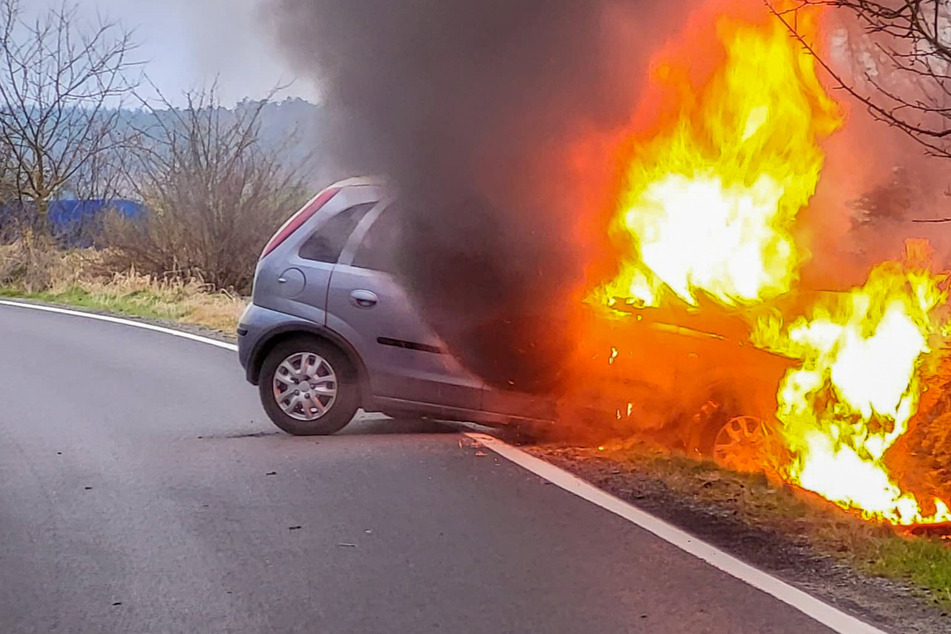 Der Opel Corsa der 19-Jährigen fing kurz nach dem Aufprall Feuer und brannte komplett aus.
