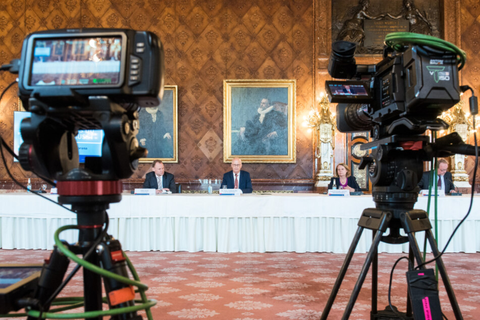 Andy Grote, Bürgermeister Peter Tschentscher und Cornelia Prüfer-Storcks sprechen im Rathaus über die Coronakrise. (Archivbild)