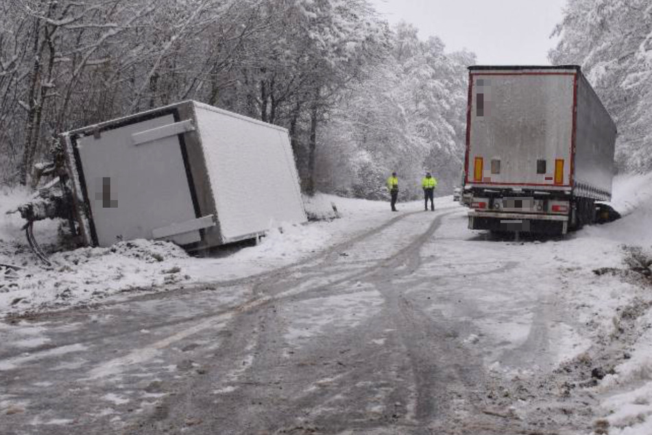 Ein Lastwagenfahrer (45) hat in Bayern auf der Staatsstraße 2622 bei Aicha für einen Unfall mit einem beachtlichen Sachschaden gesorgt.