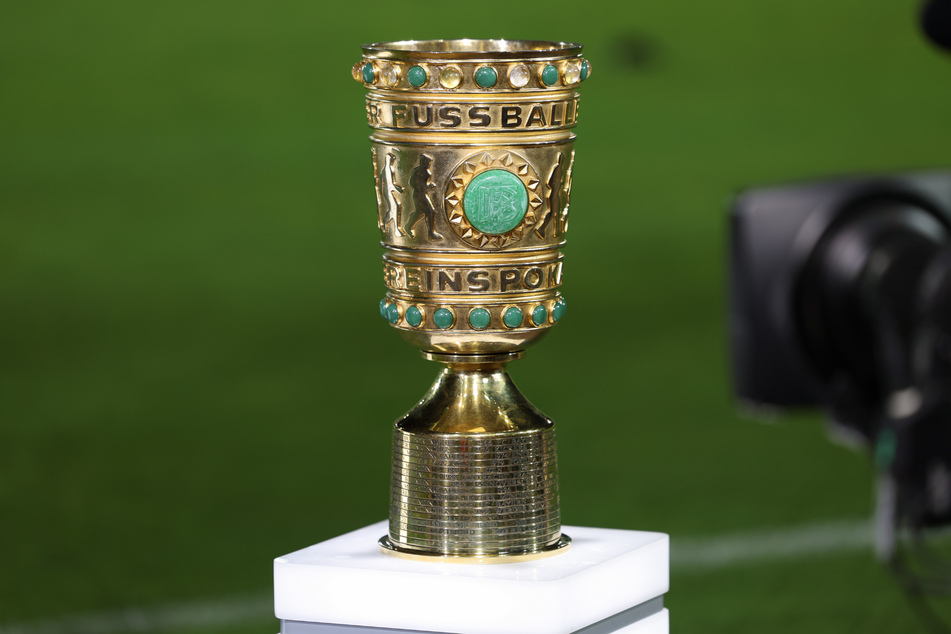 Der goldene DFB-Pokal ist das Objekt der Begierde der noch verbliebenen Teilnehmer in Deutschlands größtem Pokalwettbewerb.