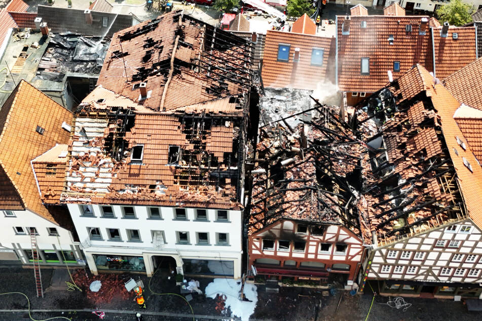 Letzte Glutnester endlich bezwungen! Millionen-Brand in historischer Altstadt gelöscht