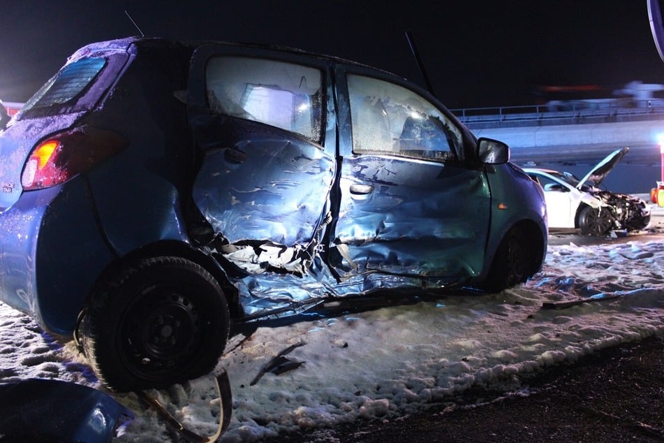 Bei einem Unfall an einer Autobahnauffahrt wurden zwei Personen verletzt.
