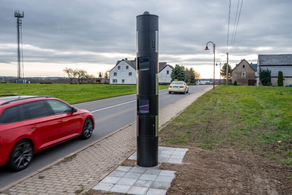 Wann der Blitzer in Betrieb genommen wird, ist derzeit noch nicht bekannt.